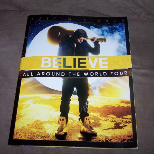 JUSTIN BIEBER - BELIEVE ALL AROUND THE WORLD TOUR BOOK