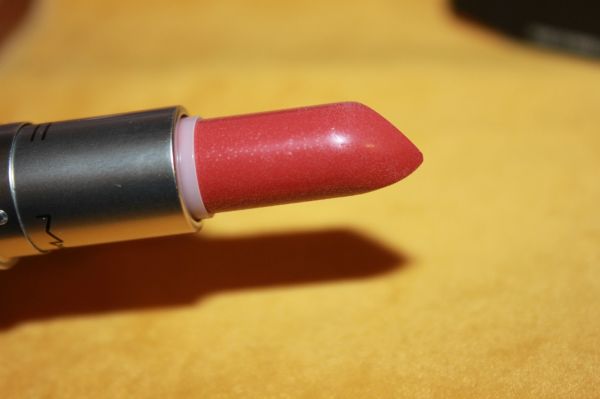 M.A.C LIPSTICK SLIGHTLY DAMAGED